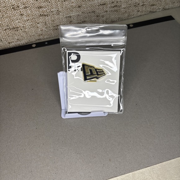 New Era Other - NEW ERA BLACK AND GOLD HAT CLIP